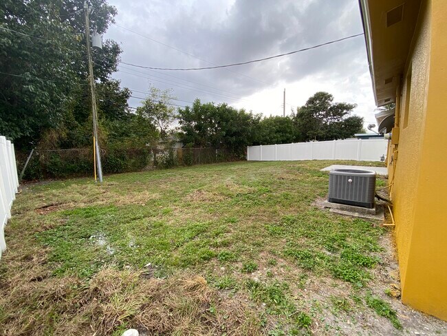 Foto del edificio - 4390 SW 23rd St
