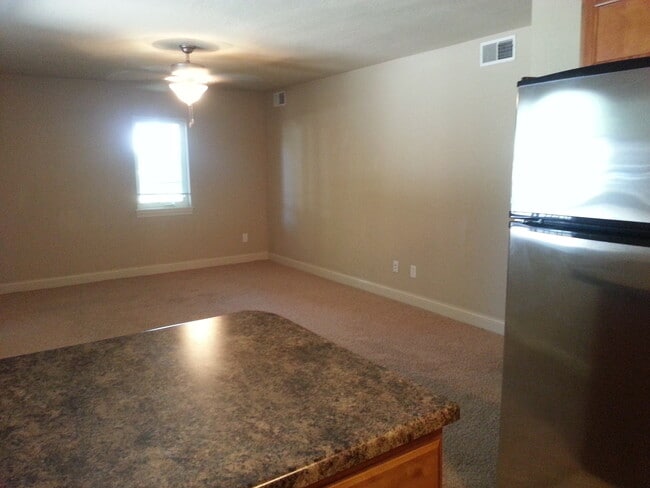 Building Photo - 2 bedroom, 1 bath condo near west side campus in University Heights