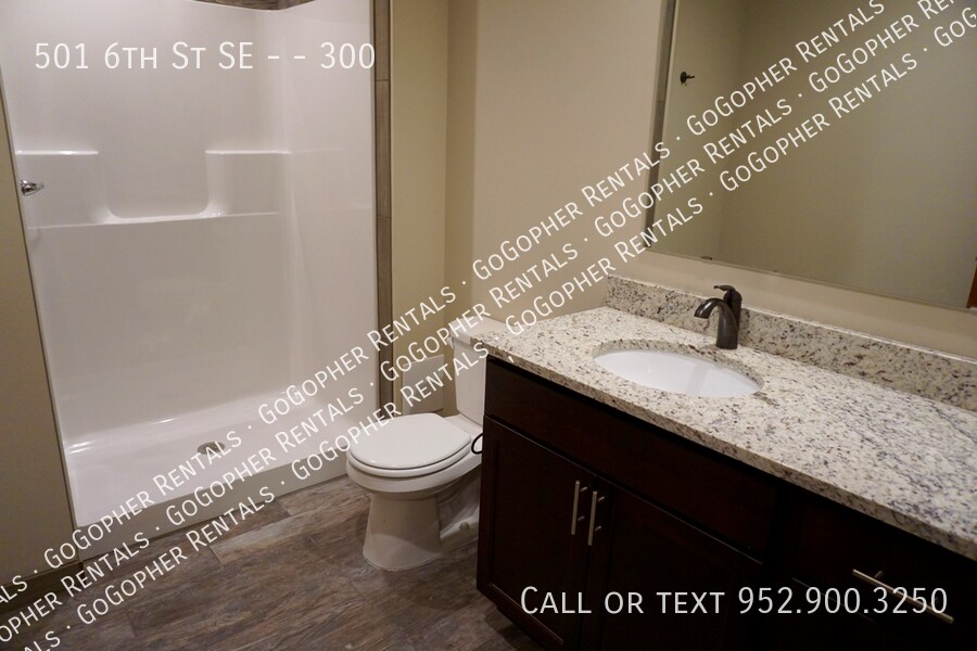 Building Photo - 5 Bedroom Apartment Close to U of M Campus!