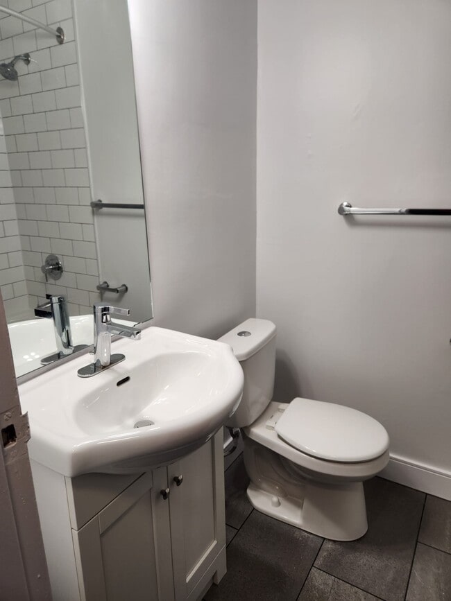 Building Photo - 21 Stirling Ave S