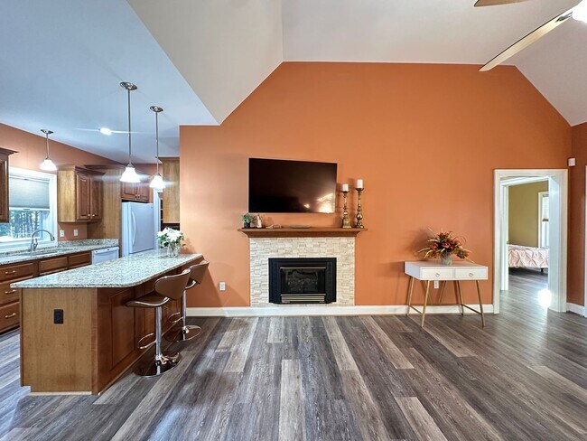 Foto del edificio - Lovely Custom Built Home with 2 Car Garage...