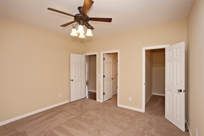 Foto del edificio - 806 River Heights Dr