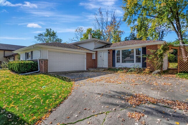 Building Photo - 570 Lynn Dr