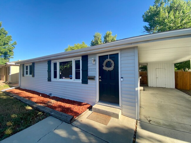 Charming 3-Bedroom Oasis with Expansive Yard and Driveway! - Charming 3-Bedroom Oasis with Expansive Yard and Driveway! House