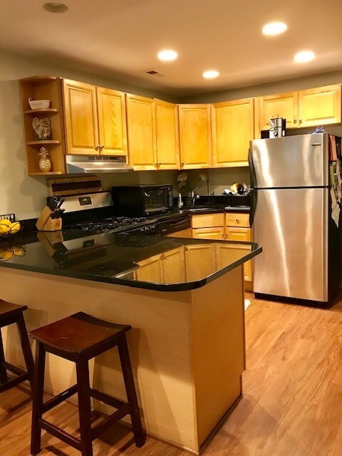 Foto del edificio - 3216 N Racine Ave