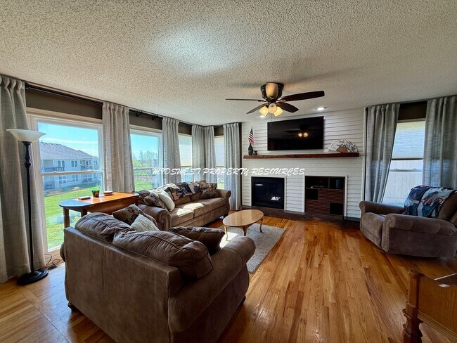 Foto del edificio - BEAUTIFUL TWO-STORY HOME w/POND VIEWS