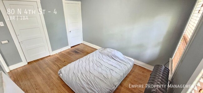 Building Photo - 3rd Floor: 1 Bedroom/ 1 Bathroom Apartment...