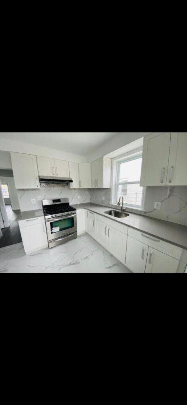 Foto del edificio - 1664 E 32nd St