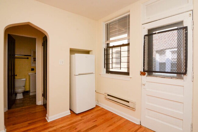 Building Photo - 4417 N Wolcott Ave