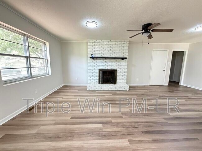 Foto del edificio - 33 Single Oaks Dr