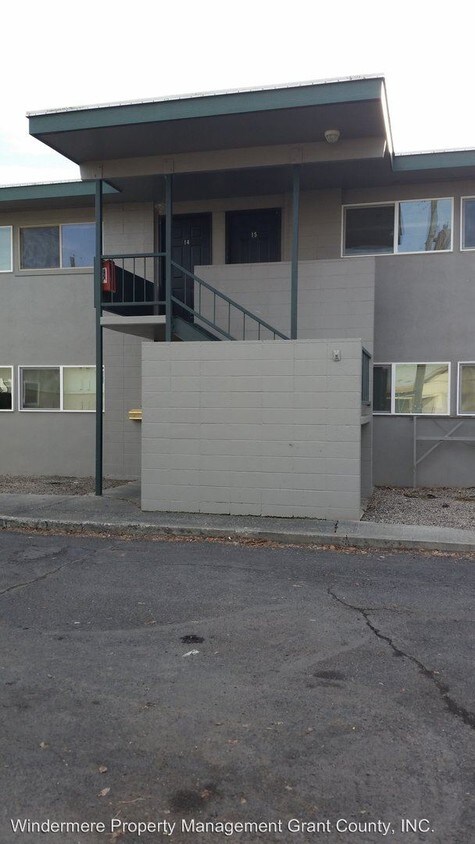 Primary Photo - 624 E Nelson Rd