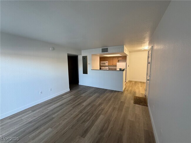 Foto del edificio - 8070 W Russell Rd