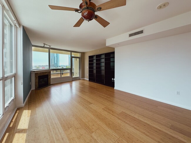 Building Photo - Modern 2 Bed, 2 Bath Condo in the Heart of...
