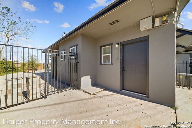 Foto del edificio - 1 br, 1 bath House - 5003 S Flores St Unti...