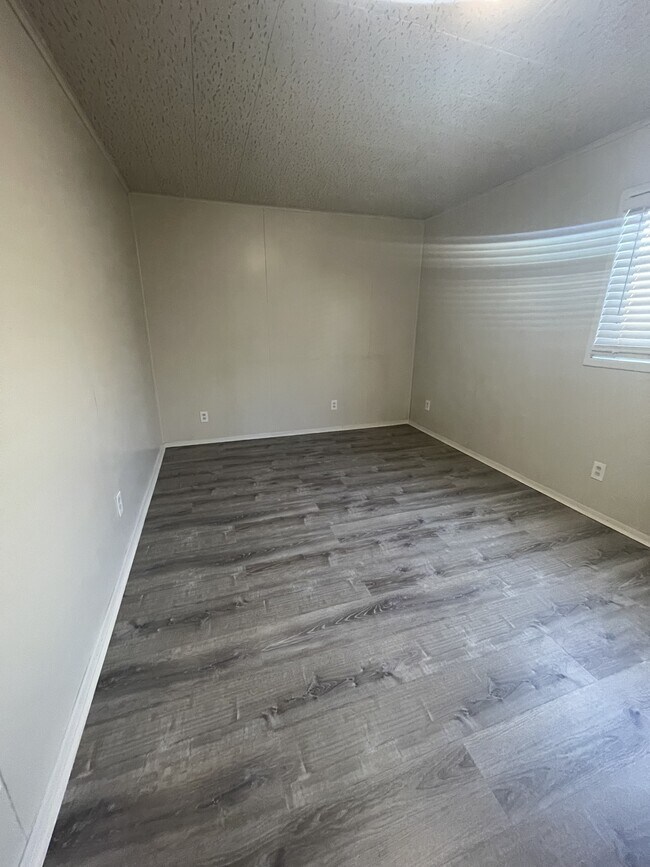 Foto del edificio - 10429 Ralph Ave NE