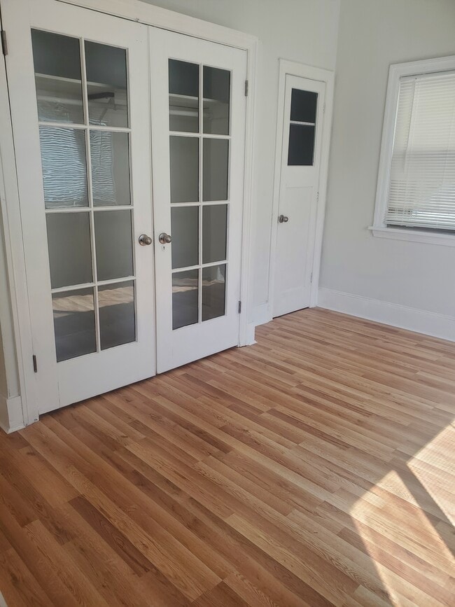 Charming bedroom with two closets - 1542 Arch St