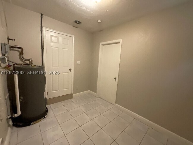 Foto del edificio - 2100 NW 74th Ave
