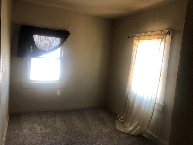 Foto del edificio - LARGE 2 BEDROOM HOME