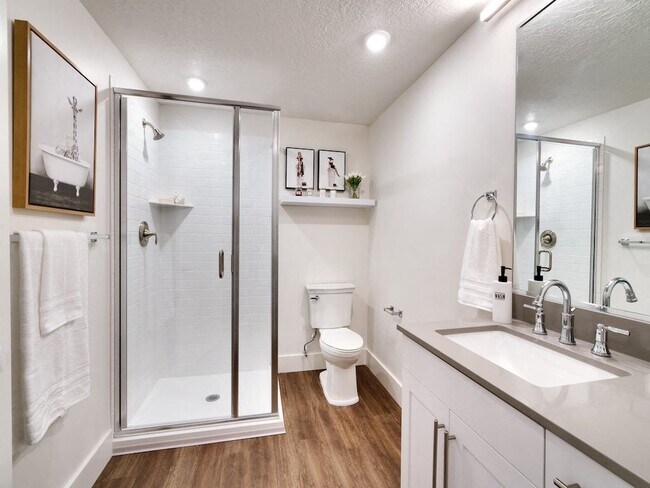 Baño con ducha en los apartamentos Stack - The Stack Apartments