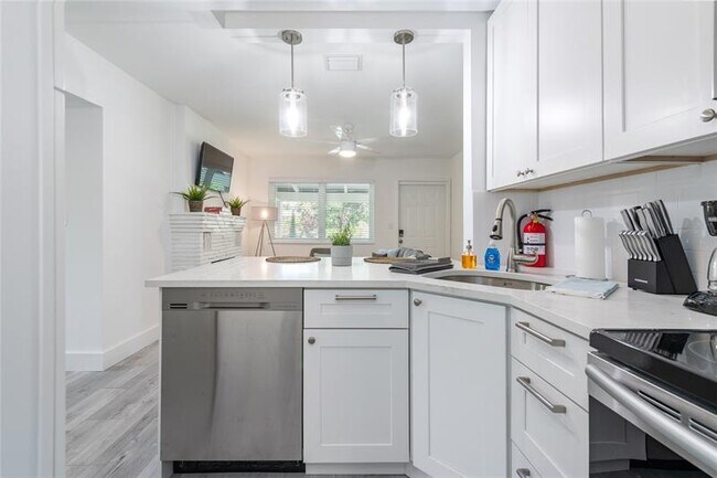 Building Photo - 822 NE 16th Ct