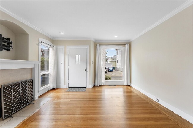 Building Photo - 1434 Paru St