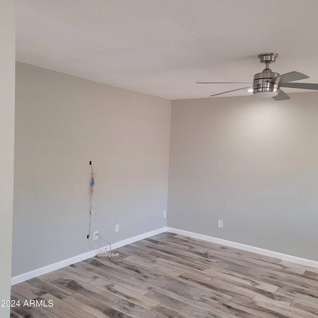 Building Photo - 9622 W Cinnabar Ave