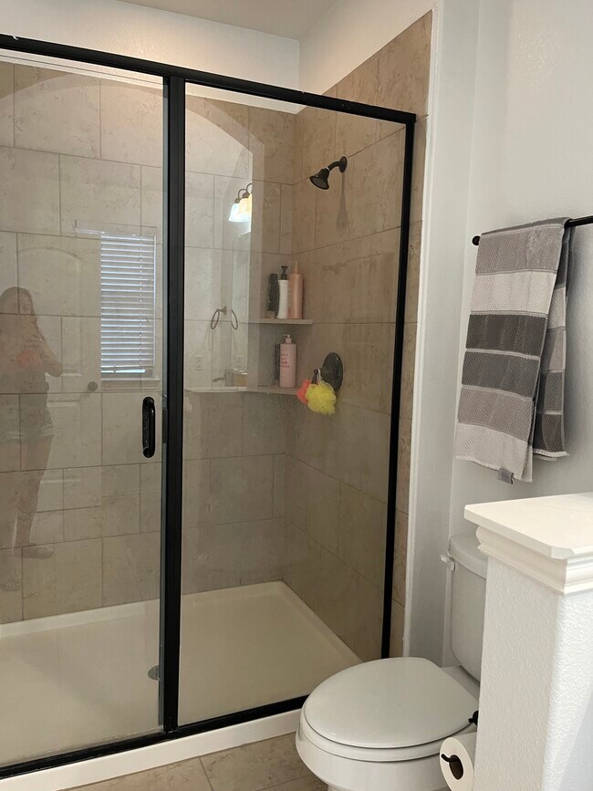 Baño principal - 913 Brookville Ct