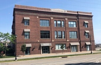Building Photo - 401 W Shoreline Dr