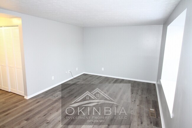 Building Photo - Beautifully renovated 3 bedroom 1.5 townhouse