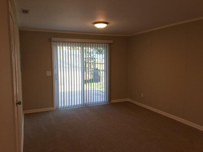 Building Photo - 27 Steeplechase Dr