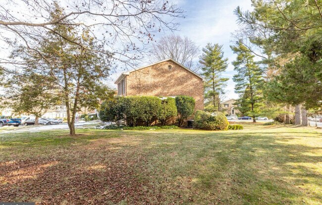 Building Photo - 214 Commons Dr NW