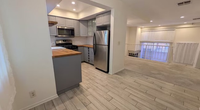 Building Photo - 7320 Balboa Blvd