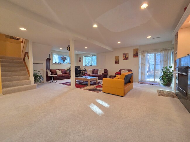 Foto del edificio - 1025 Rosewood Dr