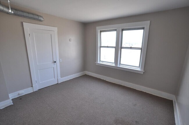 Foto del edificio - Large 2-3 Bed Apt. Beaver Falls! - $795 NO...