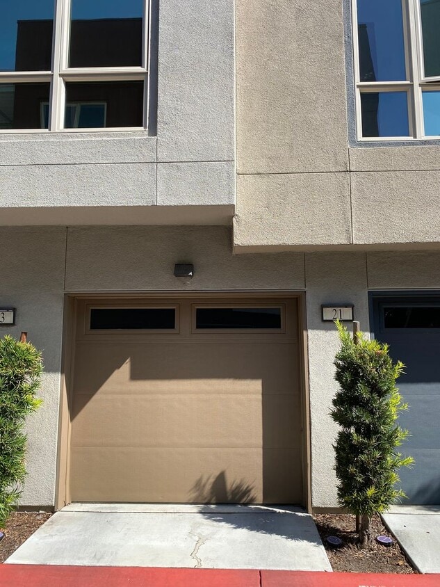 Primary Photo - Welcome to this stunning 3 bedroom 2.5 bat...