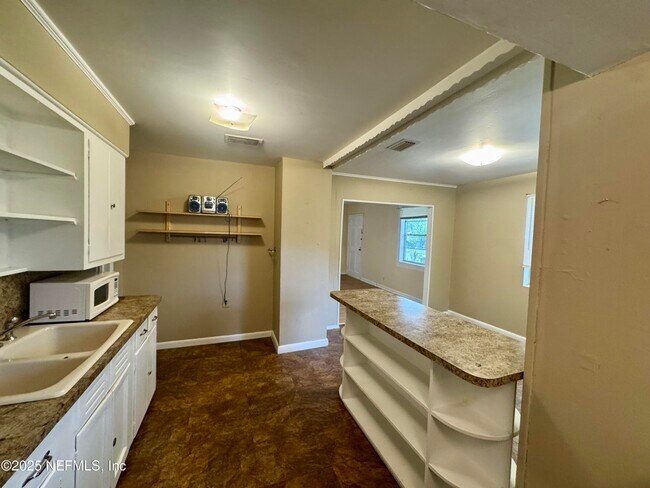 Building Photo - 2649 Lake Shore Blvd