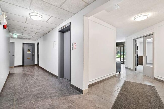 Building Photo - 530 PROUDFOOT LANE