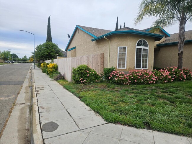 Foto del edificio - 4620 N Bain Ave