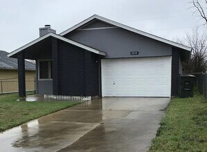 Building Photo - 2214 Carousel Dr