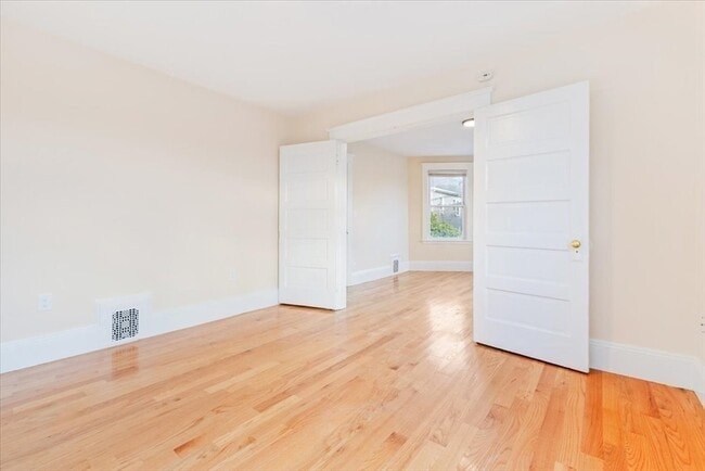 Building Photo - 52 Roslyn St