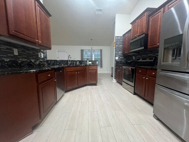 Building Photo - Beautifully updated 4 bedroom, 2 bath house