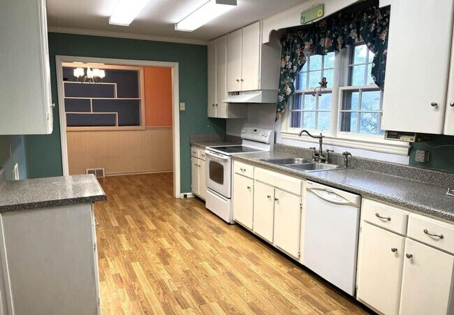 Foto del edificio - 3 Bed 1 Bath Brick Home - Corner Lot