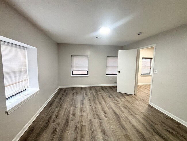 Foto del edificio - 94 Eastern Ave