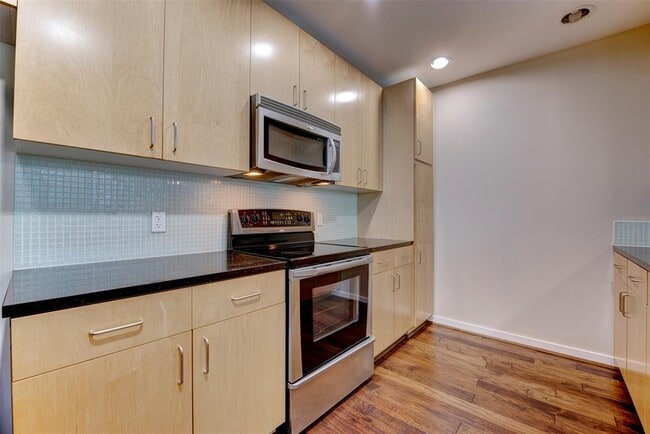 Building Photo - 5925 Almeda Rd