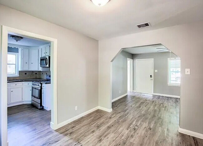 Foto del edificio - Charming 3-Bedroom Home with Spacious, Light-Filled Living