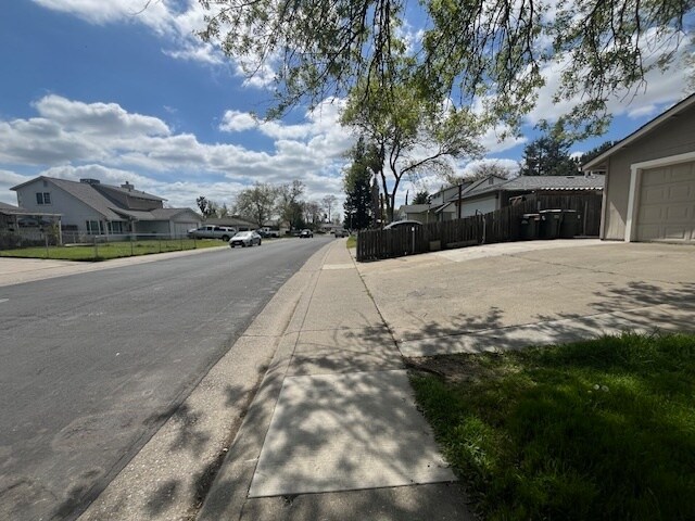 Building Photo - Welcome to 6825 Waxwing Way!