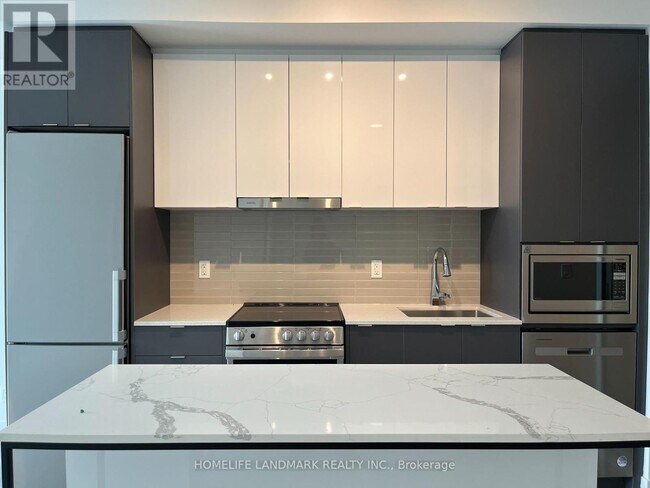 Photo du bâtiment - 30 Upper Mall Wy