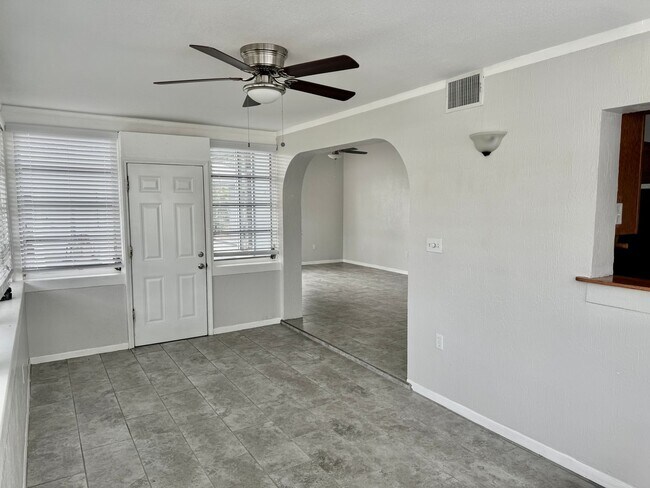 Foto del edificio - Stunningly Renovated 2/1 near the water av...