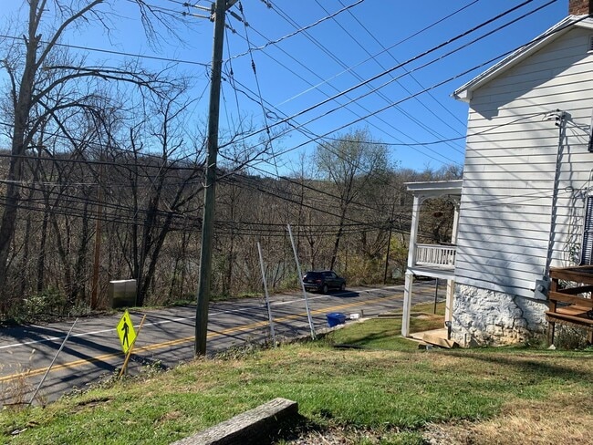 Building Photo - Single Family Home Minutes from Downtown Lexington