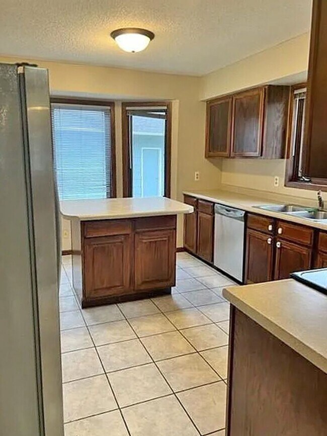 Building Photo - 4 br, 3 bath House - 332 Oakwood Dr